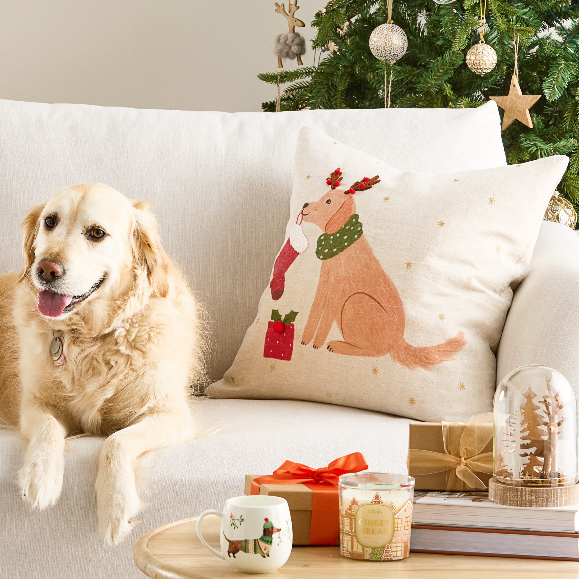 Chocolate lab cheap christmas pillow